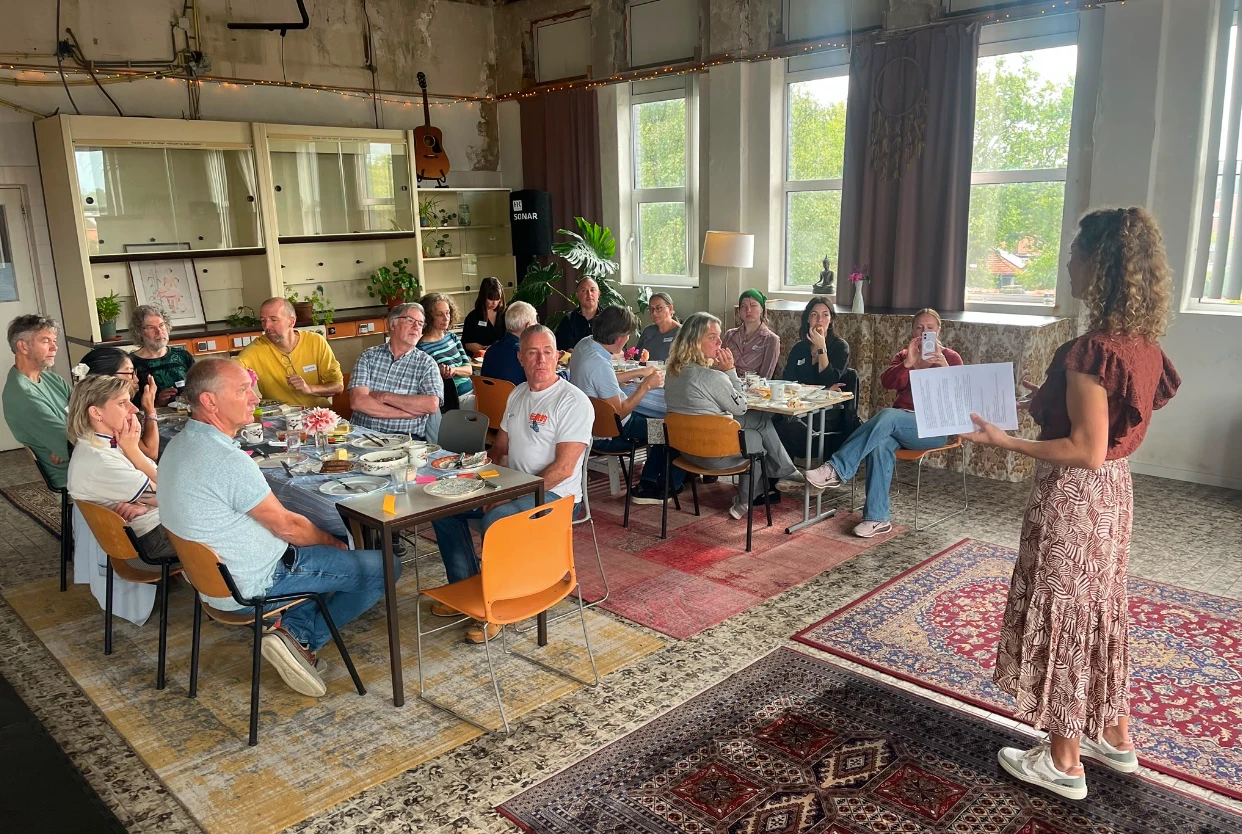 Inwoners ontmoeten elkaar tijdens een bijeenkomst van het Huis van Actief Burgerschap in Terp